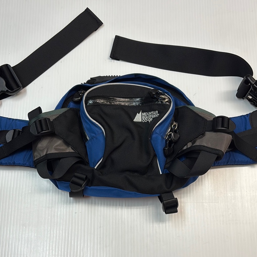 Mountain Equipment Coop MEC Men’s Waist Pack in Blue/Black